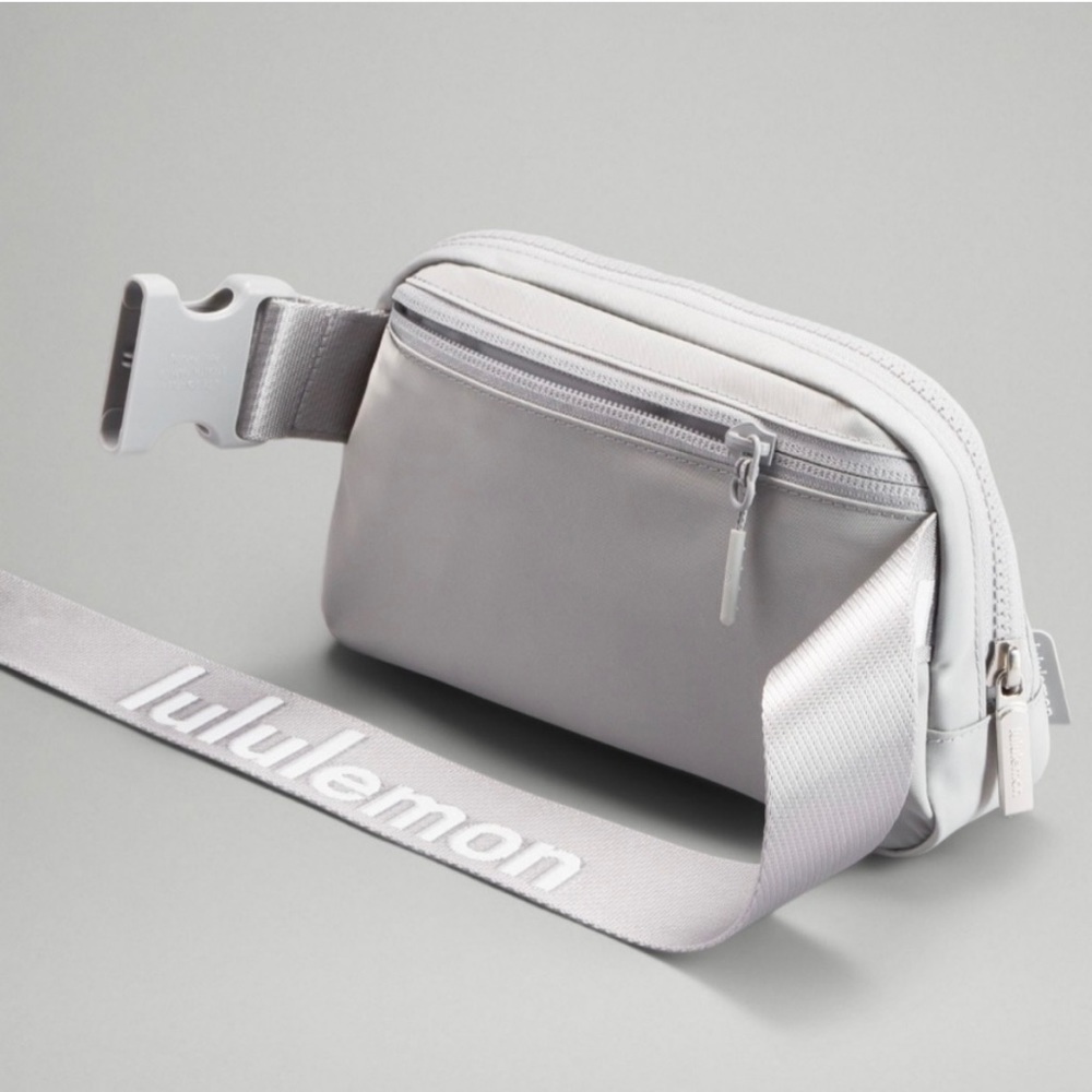 Lululemon Everywhere Belt Bag (Silver Drop/ White- 1L)
